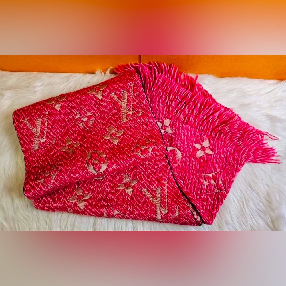 ✨Louis Vuitton Logomania Scarf!